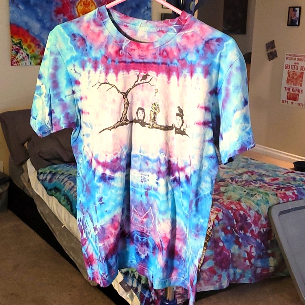 Gently worn a humorous Halloween shirt.